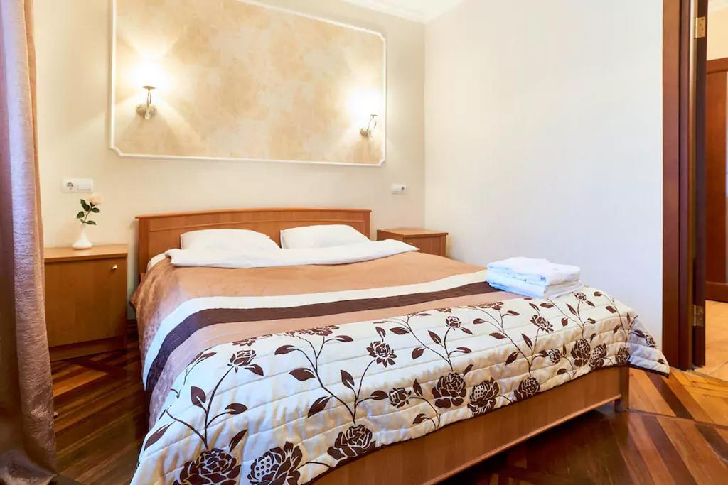 Home Hotel Apartments On Kontraktova Ploshcha Kiev Esterno foto